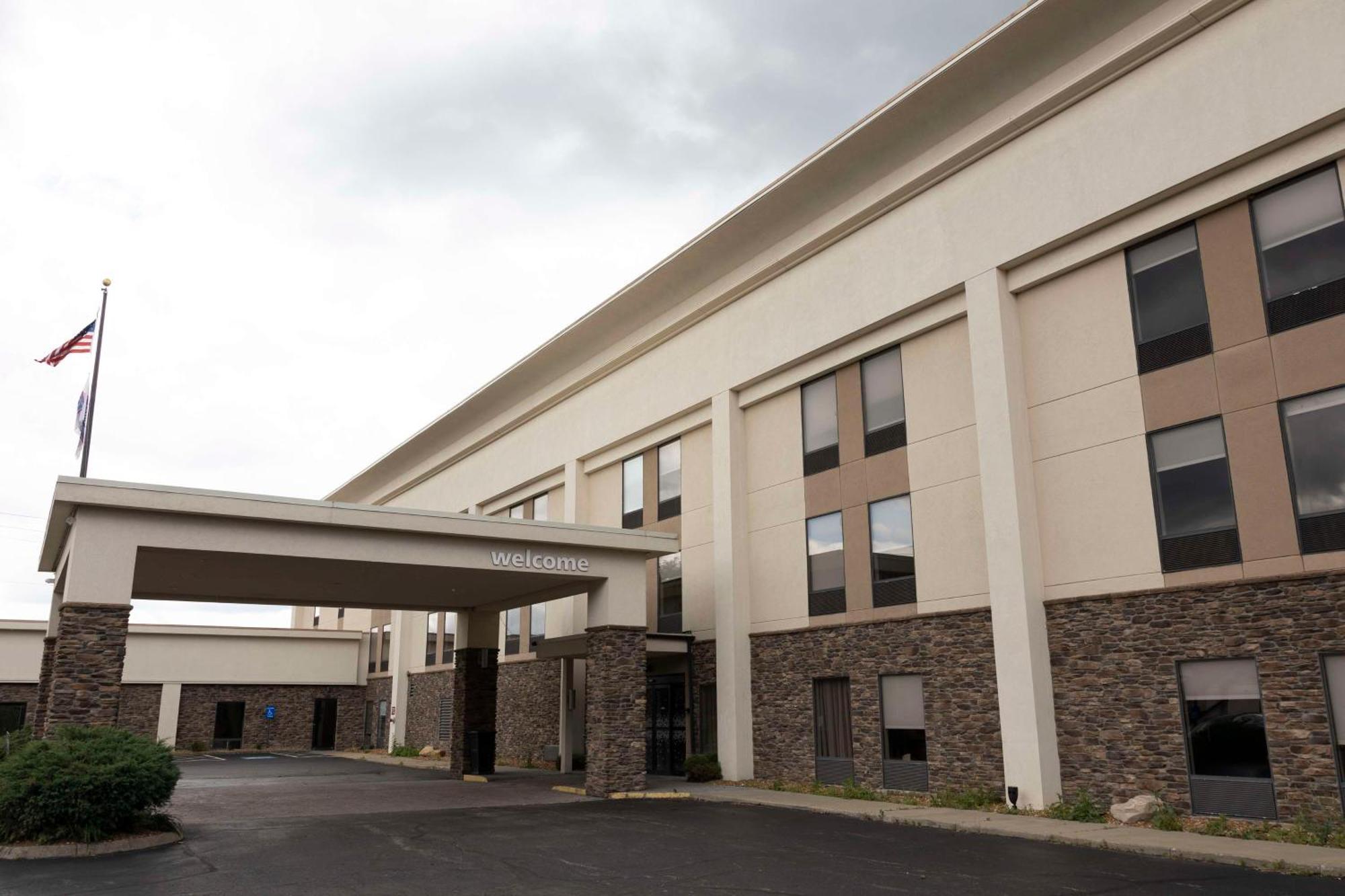 Hampton Inn Kent/Akron Area Экстерьер фото